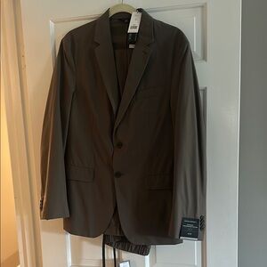 Banana Republic Men’s Packable Performance Suit, Olive Green, 40R, 33/32 (new)